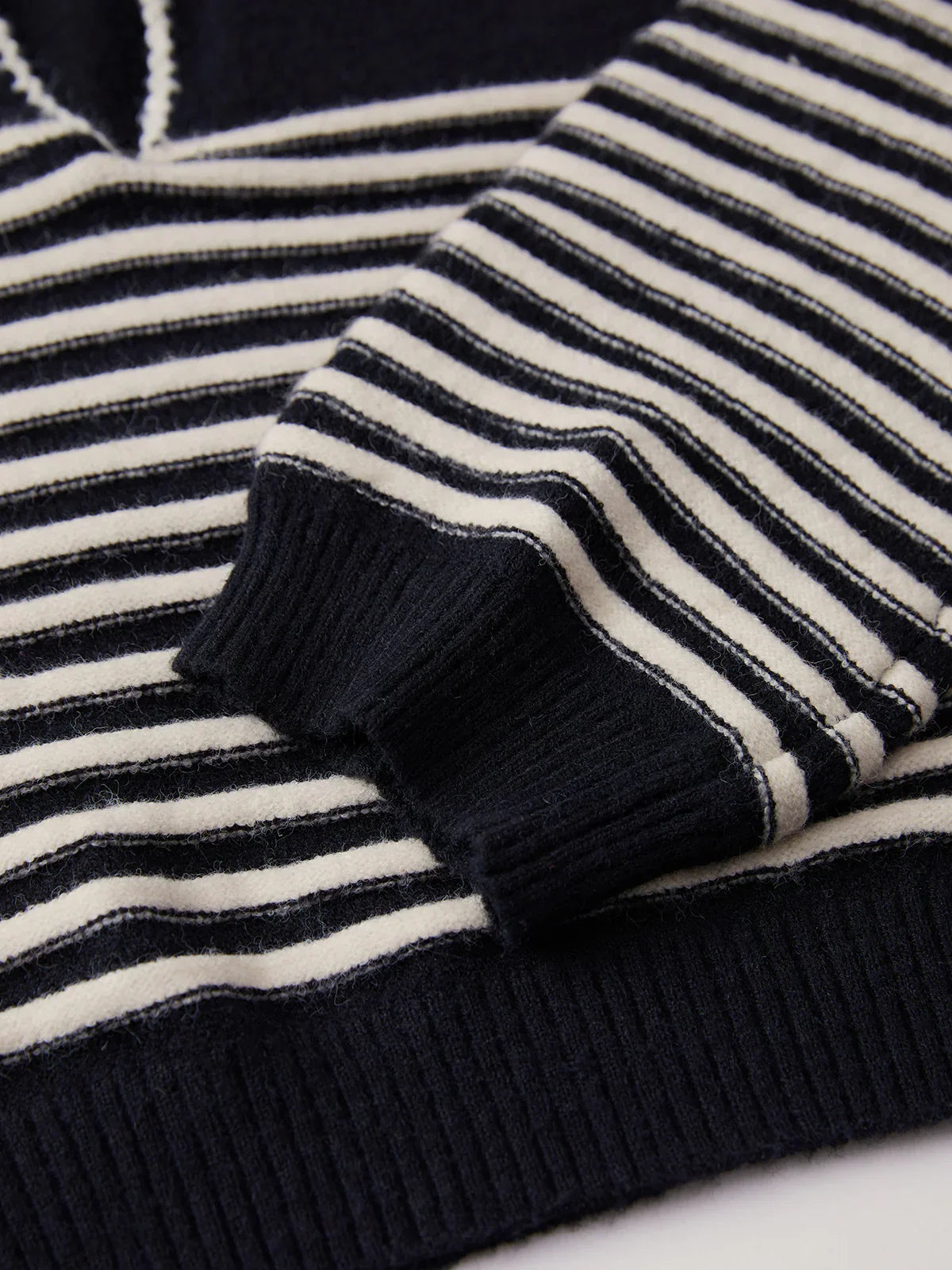 Atelier Élégance™ | Pull à rayures Bold Chic Crosswalk