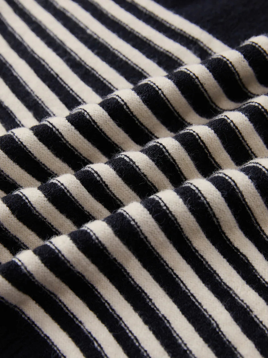 Atelier Élégance™ | Pull à rayures Bold Chic Crosswalk