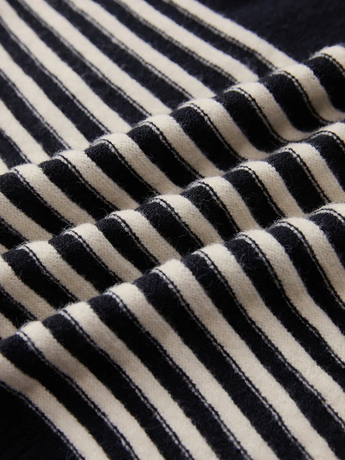 Atelier Élégance™ | Pull à rayures Bold Chic Crosswalk