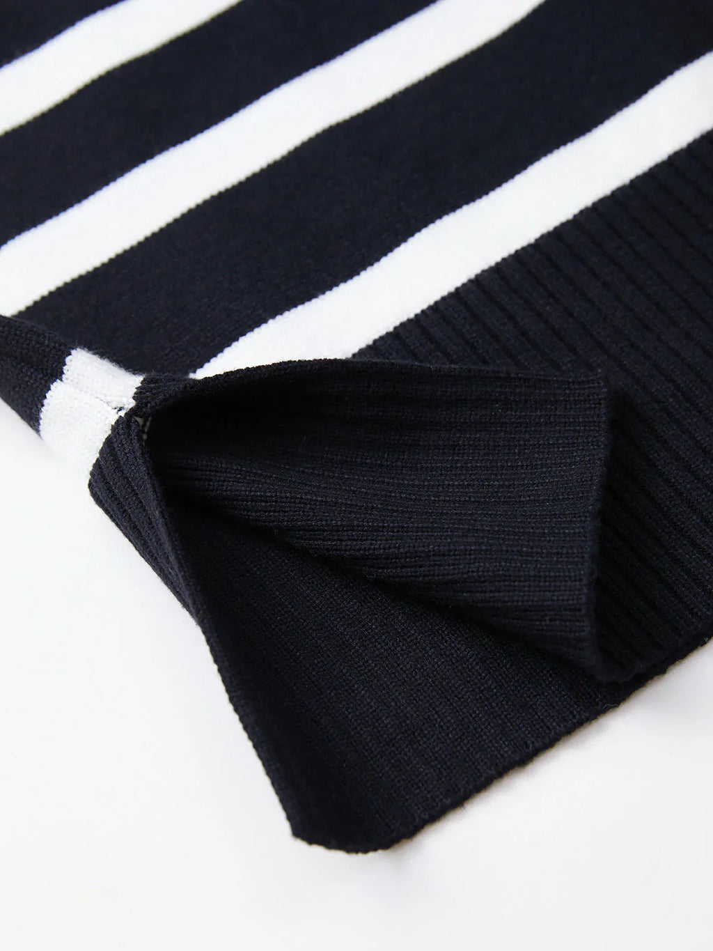 Atelier Élégance™ | Pull Col Montant Rayé Confortable