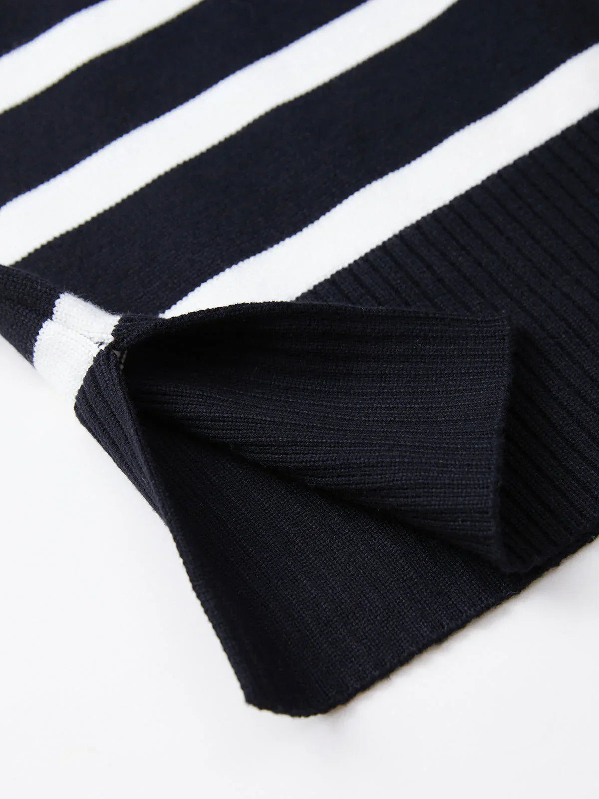 Atelier Élégance™ | Pull Col Montant Rayé Confortable