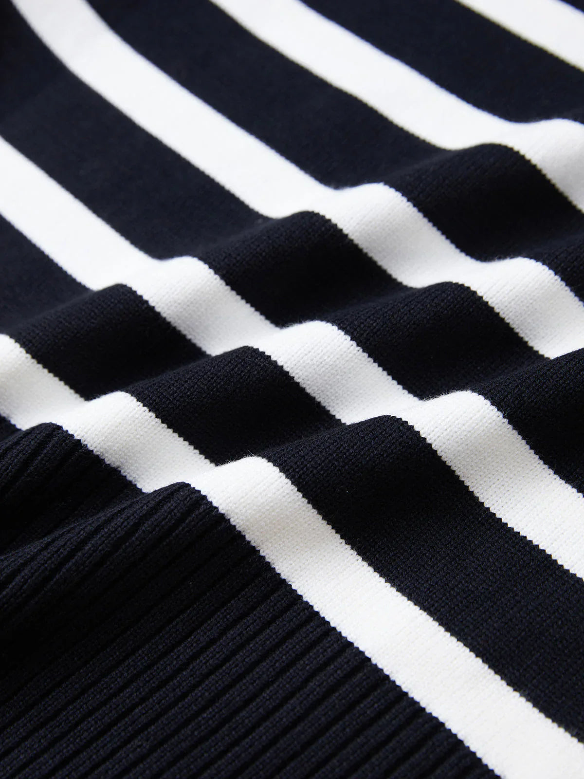 Atelier Élégance™ | Pull Col Montant Rayé Confortable