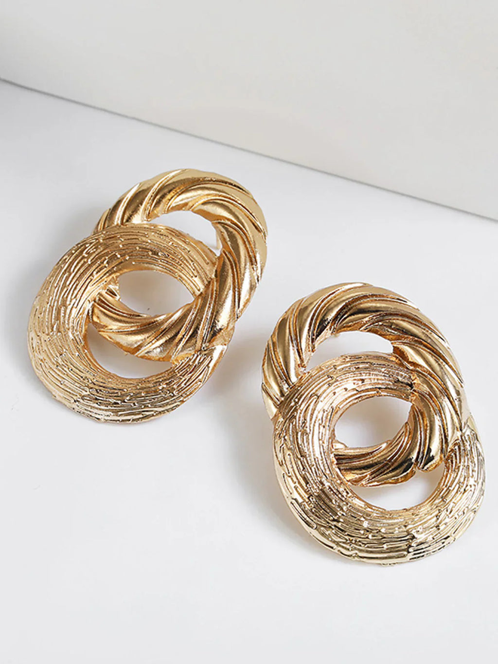 Atelier Élégance™ | Boucles d'oreilles pendantes croisées et circulaires