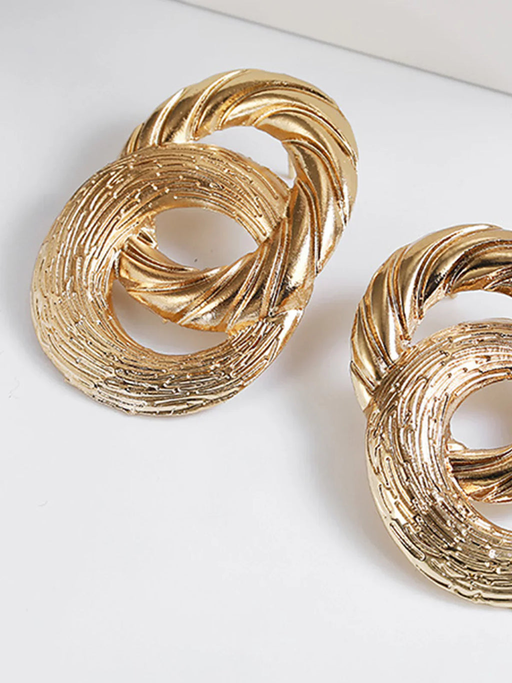 Atelier Élégance™ | Boucles d'oreilles pendantes croisées et circulaires