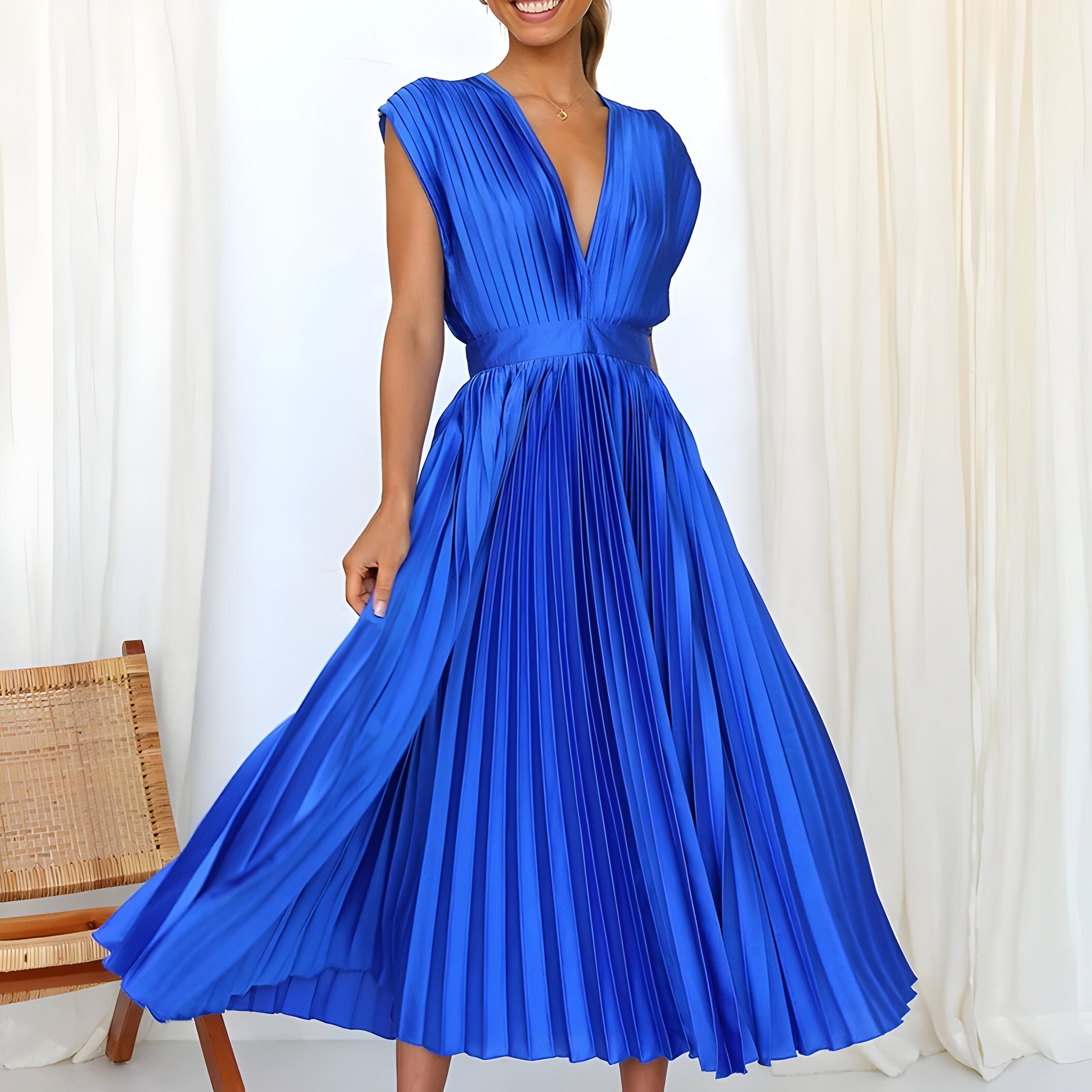 Atelier Élégance™ | Robe midi plissée à décolleté en V profond